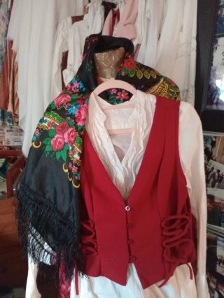 Precio solo incluye falda baturra