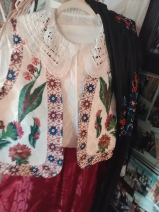Precio solo incluye falda baturra