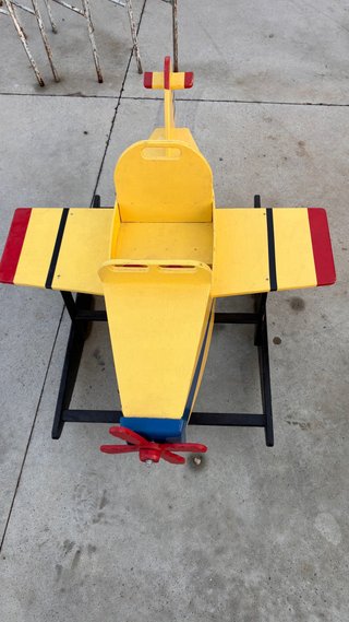 Avión de madera para niños