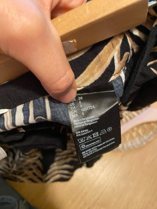 Shorts H&M estampado hojas talla 38