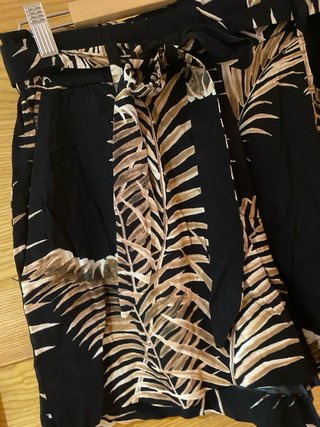 Shorts H&M estampado hojas talla 38
