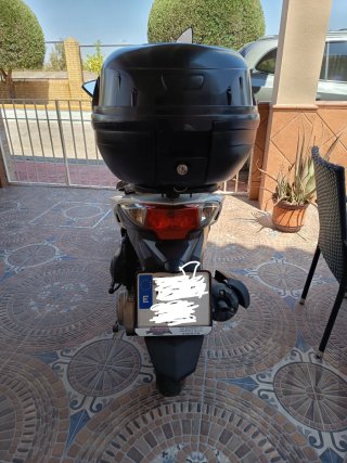 Moto Scooter 125cc Blanca y Negra