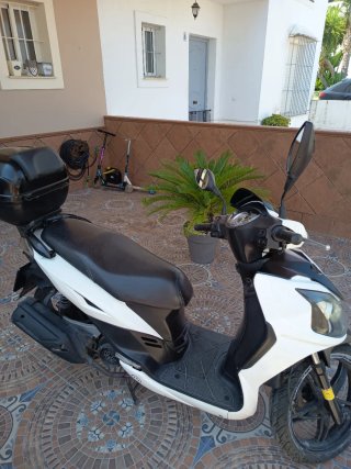 Moto Scooter 125cc Blanca y Negra