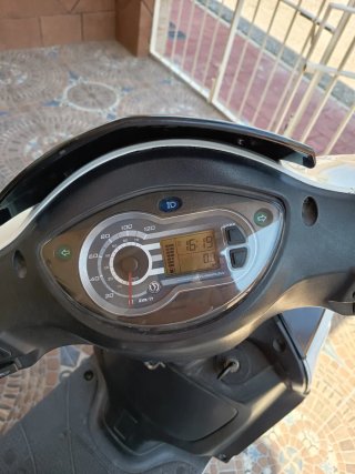 Moto Scooter 125cc Blanca y Negra