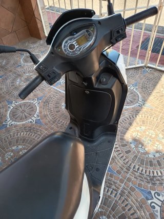 Moto Scooter 125cc Blanca y Negra
