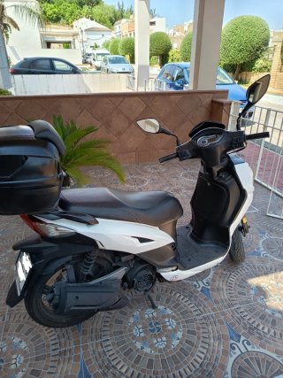Moto Scooter 125cc Blanca y Negra