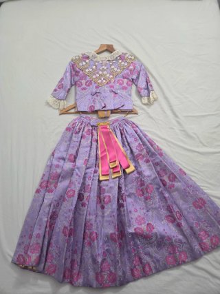 Traje de fallera niña color morado y rosa.