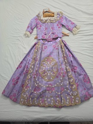 Traje de fallera niña color morado y rosa.