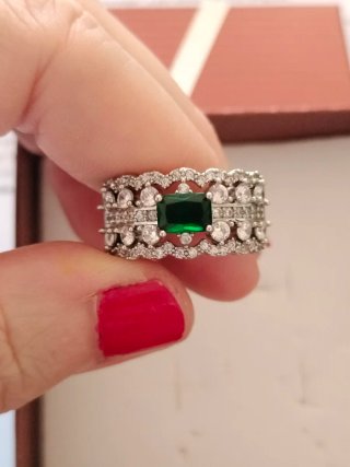 Elegante anillo con un diseño llamativo