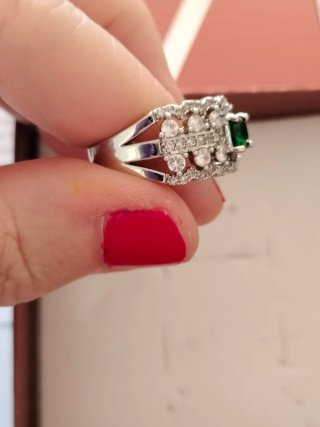 Elegante anillo con un diseño llamativo