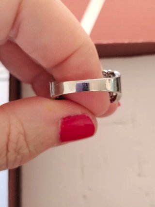 Elegante anillo con un diseño llamativo