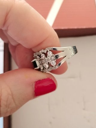 Elegante anillo con un diseño llamativo