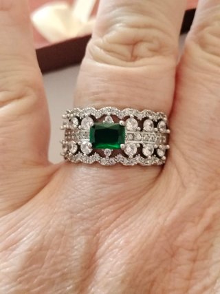 Elegante anillo con un diseño llamativo