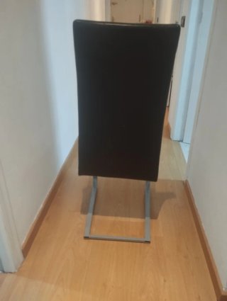 Sillas de comedor negras y blancas