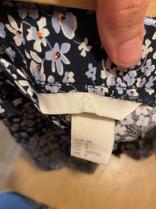Short H&M floral negro y azul