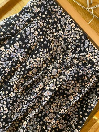 Short H&M floral negro y azul