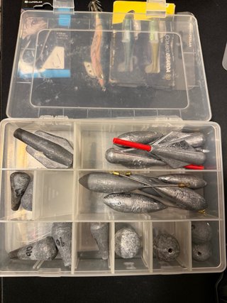 Equipo pesca: señuelos, anzuelos, plomos