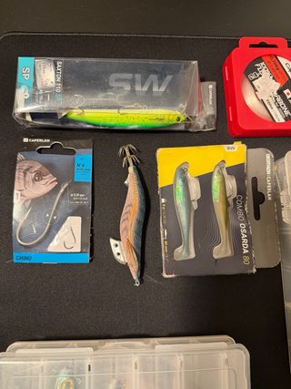 Equipo pesca: señuelos, anzuelos, plomos