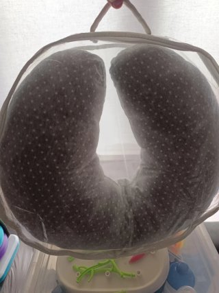 Almohada de lactancia gris con estrellas