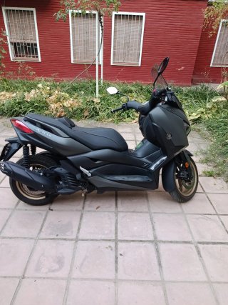 Yamaha X-max 125 biotech Negra y Dorada