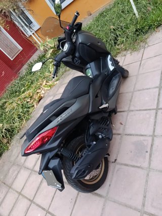 Yamaha X-max 125 biotech Negra y Dorada