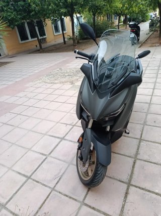 Yamaha X-max 125 biotech Negra y Dorada