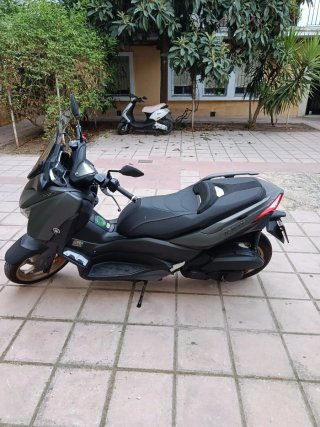 Yamaha X-max 125 biotech Negra y Dorada