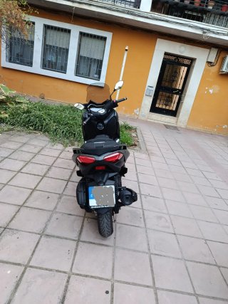Yamaha X-max 125 biotech Negra y Dorada