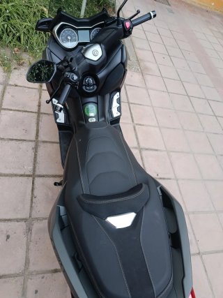 Yamaha X-max 125 biotech Negra y Dorada