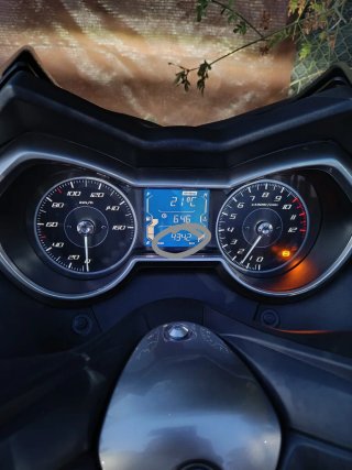 Yamaha X-max 125 biotech Negra y Dorada