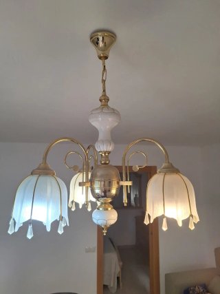 Lámpara colgante dorada y blanca