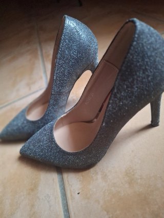 Zapatos de tacón plateados brillantes