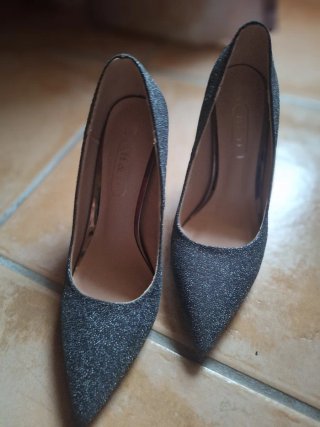 Zapatos de tacón plateados brillantes
