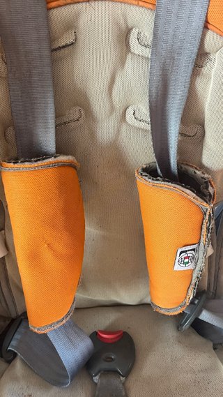 Silla de coche CAM naranja.