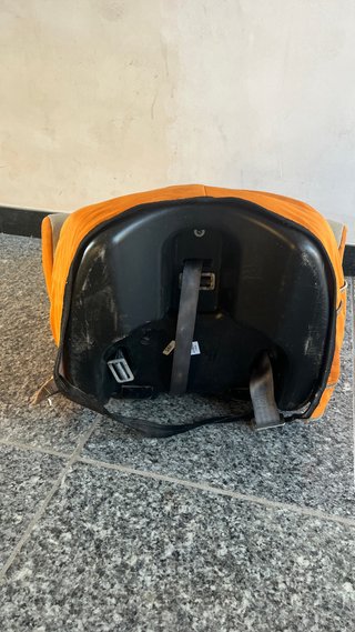 Silla de coche CAM naranja.