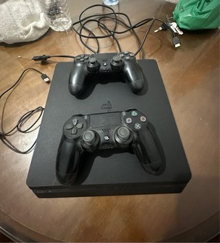 PS4 (PlayStation 4) Negra + 2 Controles