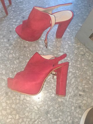 Zapatos de tacón rojos