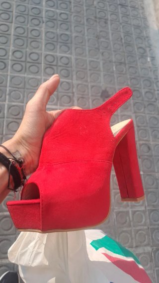 Zapatos de tacón rojos