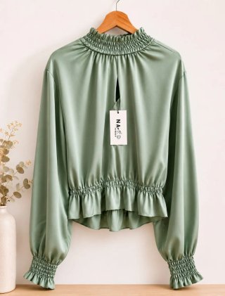 Blusa NA-KD verde satinada volante manga larga