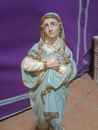Virgen antigua con espadas