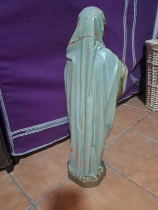 Virgen antigua con espadas