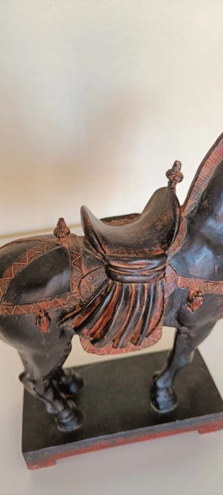 Escultura caballo material compuesto antigua.