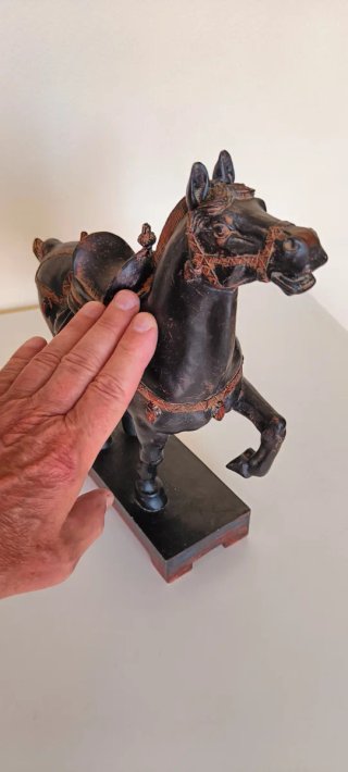 Escultura caballo material compuesto antigua.