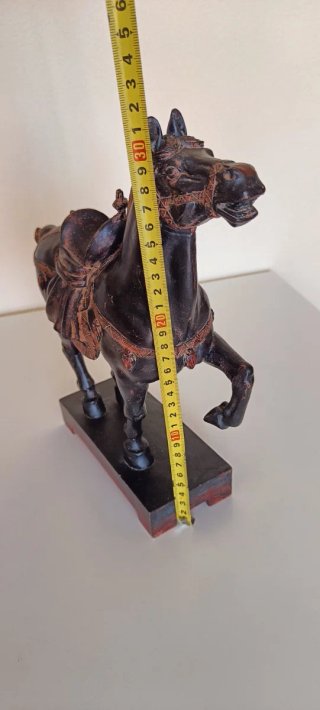 Escultura caballo material compuesto antigua.