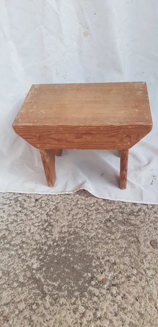 Taburete de madera rústico