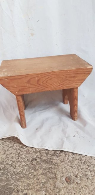 Taburete de madera rústico