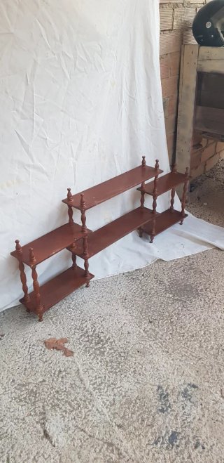 Estantería de madera marrón