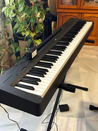 Piano Yamaha P-145B + Soporte y Banqueta
