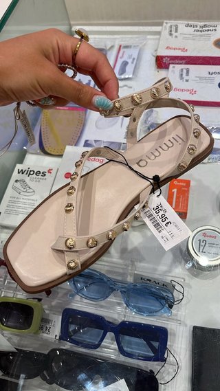 Sandalias planas beige con detalle dorado