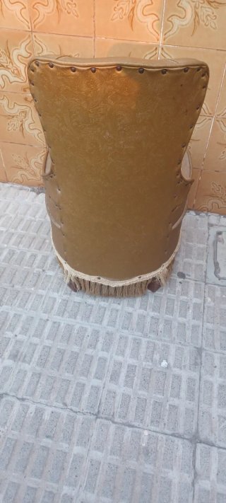 Butaca dorada con tapizado capitoné